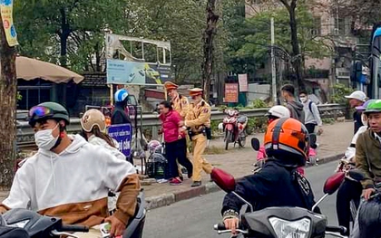 CSGT tóm gọn đối tượng nữ táo tợn cướp giật điện thoại ở Hà Nội