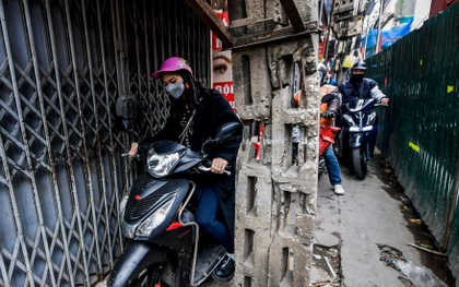 Hà Nội: Người dân chật vật di chuyển trên con đường "chỉ vừa một xe máy"