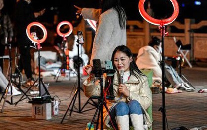 Xu hướng cực lạ tại Trung Quốc: livestream xuyên đêm ngoài đường để hút người hâm mộ trên TikTok, người xem càng nhiều thu nhập càng khủng