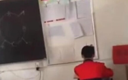 Giáo viên Trung Quốc bắt học sinh ngồi bàn riêng, úp mặt vào tường suốt 6 tháng