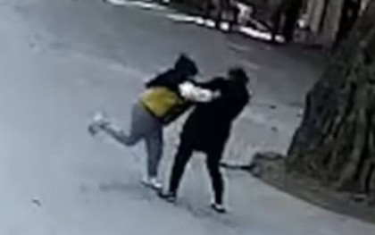 Bị tịch thu điện thoại do chơi game, bé trai đánh mẹ ngay giữa đường