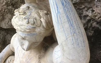 Bức tượng 230 năm tuổi bị vẽ bậy nghiêm trọng, có kẻ cố tình phá hoại hay do trẻ con nghịch ngợm?