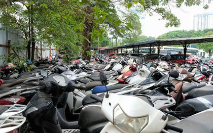 Hàng ngàn xe máy vi phạm chất đống khiến bãi xe quá tải