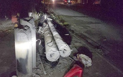 TP.HCM: Xe ben kéo đổ trụ điện, hai cô gái bị thương