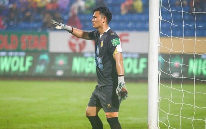 Nam Định lực lượng mỏng, Nguyên Mạnh uống thuốc giảm đau để thi đấu