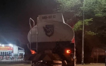 Tông phía sau xe bồn, 2 thanh niên đi xe máy tử vong