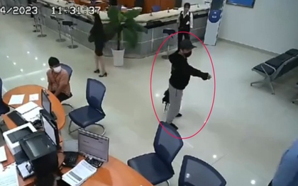 Cận cảnh nhân viên, bảo vệ, khách hàng bắt tên cướp ngân hàng ở Bình Dương