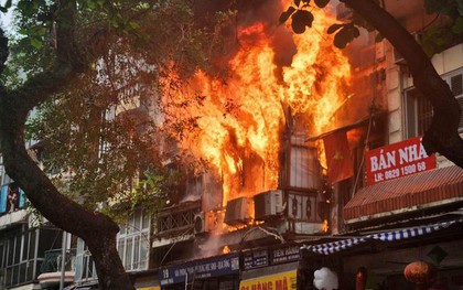 Hà Nội: Cháy lớn tại nhà dân ở quận Hoàn Kiếm, kịp thời cứu hộ bà cụ 80 tuổi