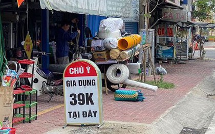 TP.HCM: Xử lý cửa hàng để biển quảng cáo "nhái" cột mốc, biển báo giao thông