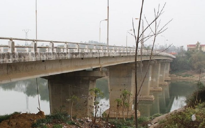 Buồn chuyện gia đình, người phụ nữ gieo mình xuống sông tự tử để lại 4 con thơ