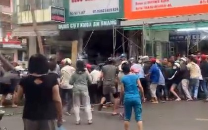 CLIP: Cây đổ đè 1 phụ nữ, người dân xúm lại giải cứu