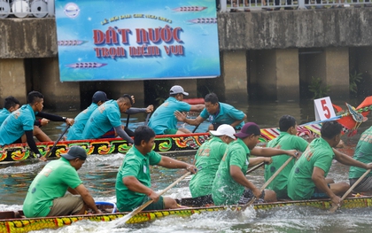 Người dân đứng kín kênh Nhiêu Lộc cổ vũ đua ghe Ngo lần đầu diễn ra ở TP.HCM