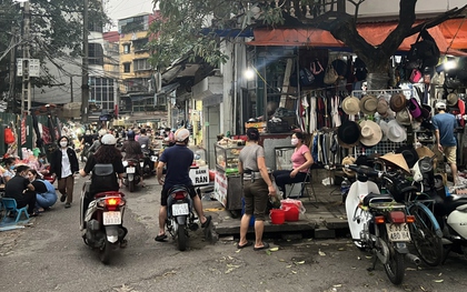 Chợ cóc ngang nhiên lấn chiếm vỉa hè và lòng đường ở Hà Nội