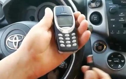 Thử cắm Nokia 3310 vào ô tô và cái kết khiến nhiều người ngỡ ngàng: Đúng là "huyền thoại", cái gì cũng có thể làm được!