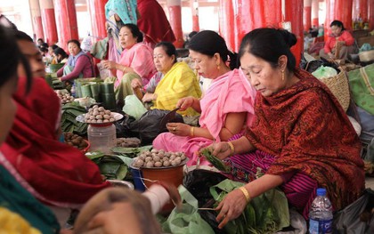 Mô hình chợ độc nhất thế giới ở Ấn Độ: Đàn ông không thể mở sạp hàng vì một "thông lệ" 500 năm tuổi