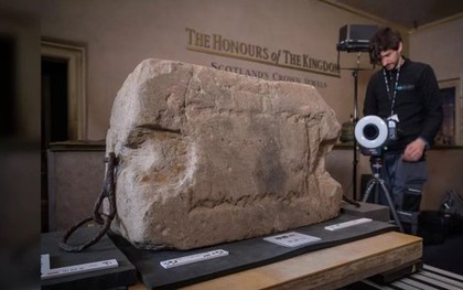 Phát hiện các biểu tượng ngầm và dị thường trong "Hòn đá định mệnh" 800 tuổi