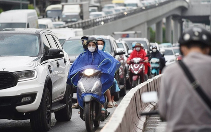 Trong mưa lớn, dòng người chen kín nhau rời Thủ đô ngày đầu nghỉ lễ