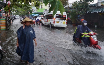 Mưa lớn sau chuỗi ngày nắng nóng, người dân TP.HCM lại bì bõm lội nước vì đường ngập