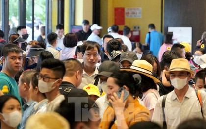 Nghìn người chen chân mua vé thăm vịnh Hạ Long