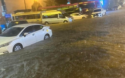 Clip: Ô tô bì bõm lội trong “biển nước” ở Sapa, đường phố ngập nặng sau cơn mưa lớn