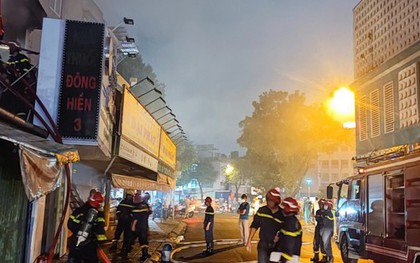 TP.HCM: Hai cụ già mắc kẹt trong đám cháy cửa hàng thuốc tây