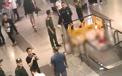 Nam hành khách trèo qua lan can, rơi từ tầng 3 sân bay Nội Bài