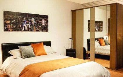 Tại sao không nên để gương đối diện giường ngủ?