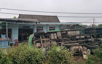 Xe container mất lái lao vào nhà dân ở Quảng Trị