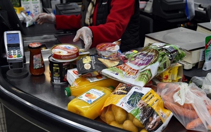 Gần một nửa người Pháp thu nhập thấp phải cắt giảm bữa ăn trong ngày vì lạm phát