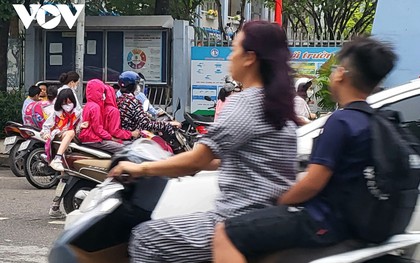 Nhiều phụ huynh Hà Nội không đội mũ bảo hiểm, lượn lách trong giờ tan tầm đi đón con