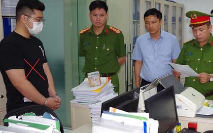 Nhân viên ngân hàng cho vay tín dụng đen thuê giang hồ ném chất bẩn để siết nợ