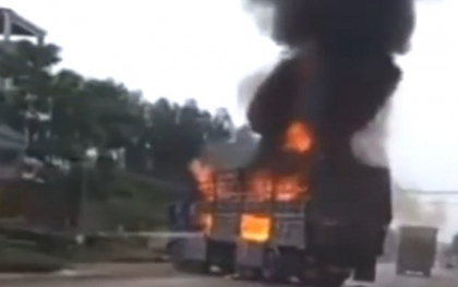 Xe tải bất ngờ bốc cháy, tài xế nhanh trí lái xe ra khỏi đám đông