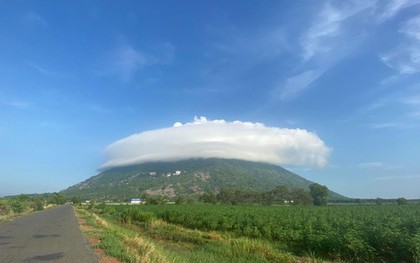 Núi Bà Đen tiếp tục xuất hiện "đĩa bay mây" khiến du khách thích thú