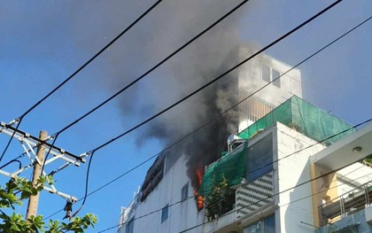 Cháy lớn trong căn nhà 4 tầng, nhiều người ôm tài sản tháo chạy