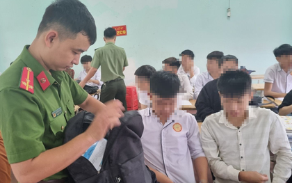 Phát hiện hàng trăm học sinh mang theo hung khí đến trường