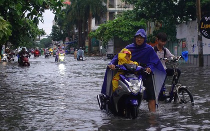 Mưa trắng trời giờ tan tầm, người dân TPHCM bì bõm lội nước về nhà