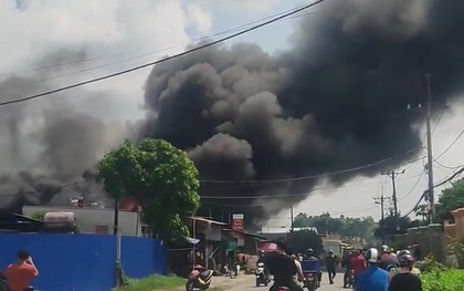TP.HCM: Cháy lớn tại bãi đậu xe, 8 ô tô bị thiêu rụi