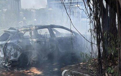 Ôtô bất ngờ bốc cháy dữ dội trong khuôn viên trung tâm TDTT