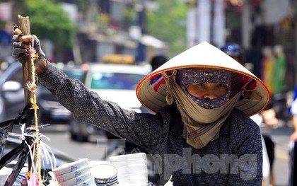 Hà Nội: Người lao động quay quắt dưới nắng nóng như "đổ lửa"
