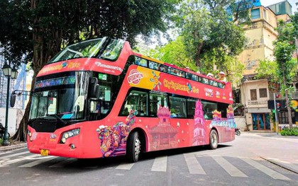 Gỡ bỏ băng rôn sai chính tả trên xe bus 2 tầng ở Hà Nội