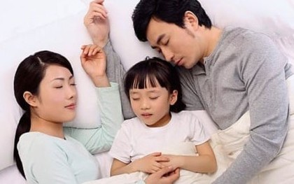 Để con gái ngủ cùng với bố đến bao nhiêu tuổi?