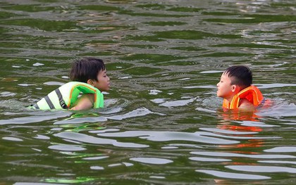 Hà Nội: Ao làng trở thành bể bơi, người dân đổ xô ngâm mình "giải nhiệt"