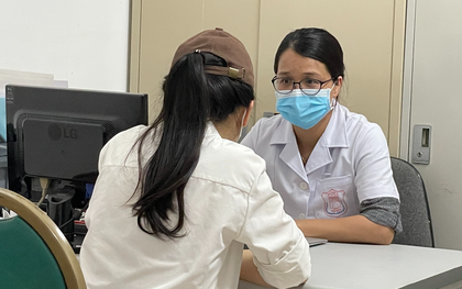 Nữ sinh lớp 8 kể với bác sĩ chuyện bị bắt nạt ở trường
