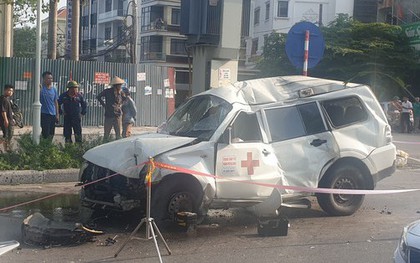 Xe cứu thương lao vào tủ điện bên đường, tài xế tử vong tại chỗ