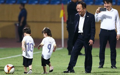 Bầu Hiển cùng cháu nội đá bóng trên sân Hàng Đẫy