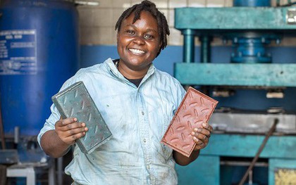 Bỏ việc văn phòng khởi nghiệp từ rác, cô gái châu Phi tái chế hàng tấn rác nhựa thành loại gạch bền và rẻ