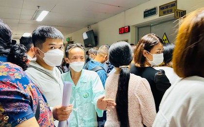 Bệnh viện đông nghịt người xếp hàng chờ khám trong ngày hè nóng 37 độ