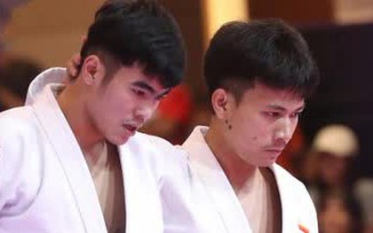 Ôm nhau khóc nức nở vì bị xử ép, 2 võ sĩ Thái Lan bất ngờ nhận tràng pháo tay từ CĐV Campuchia