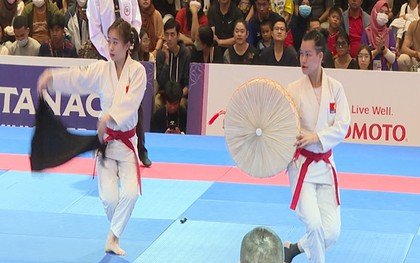 Hai cô gái Việt gây sốt khi mang nón quai thao, khăn mỏ quạ vào trình diễn, giành luôn huy chương ở SEA Games