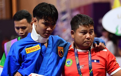 VĐV Việt Nam hạ knock-out khiến đối thủ trật cổ, trợ lý mắt rưng rưng dìu VĐV Lào rời khỏi sàn đấu